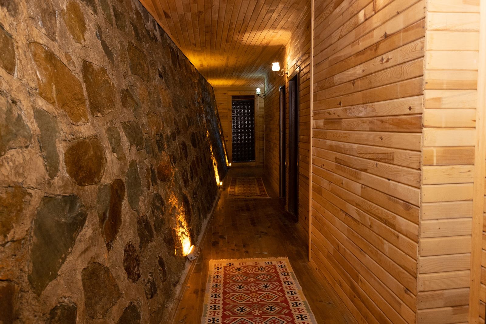 Taş duvarlı, ahşap koridor